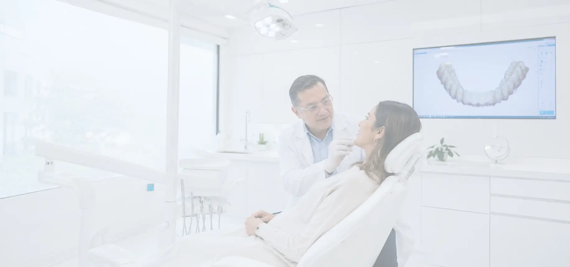 Consultorio de ortodoncia moderno en clínica Orthoarte Medellín con especialista atendiendo paciente